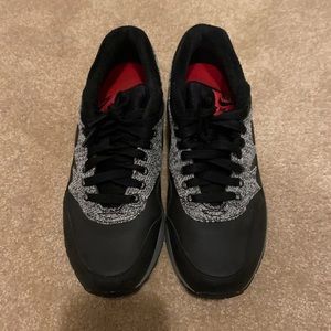 Nike air max essentials size 7.5 mens